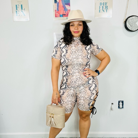 Scale up Short Romper: Small - Picture 1 of 7